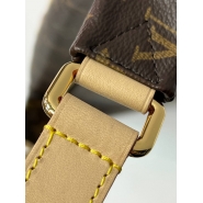 Сумка Louis Vuitton Bumbag из классической канвы Monogram с кожаной нашивкой